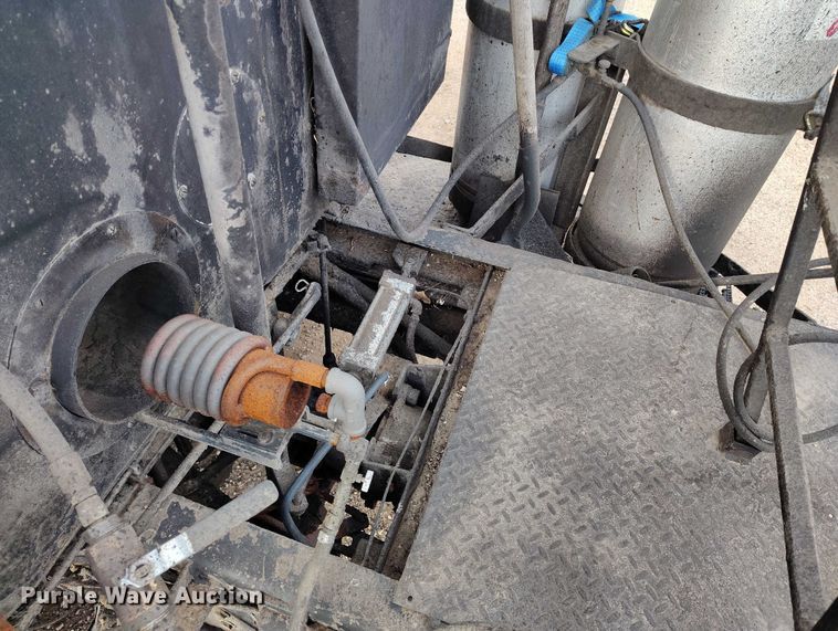 image for item IP9714 1987 International 1954 oil distributor truck