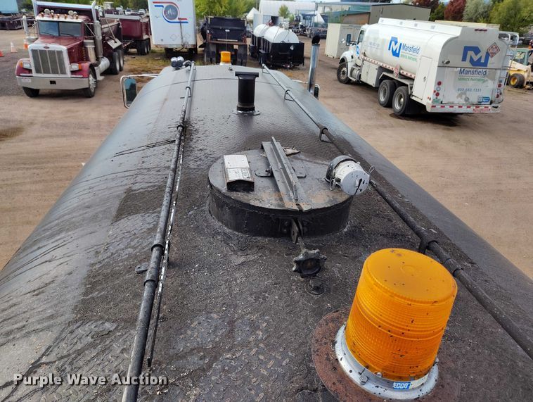 image for item IP9714 1987 International 1954 oil distributor truck