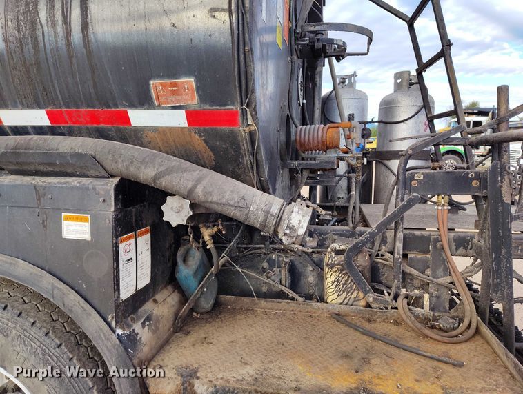 image for item IP9714 1987 International 1954 oil distributor truck