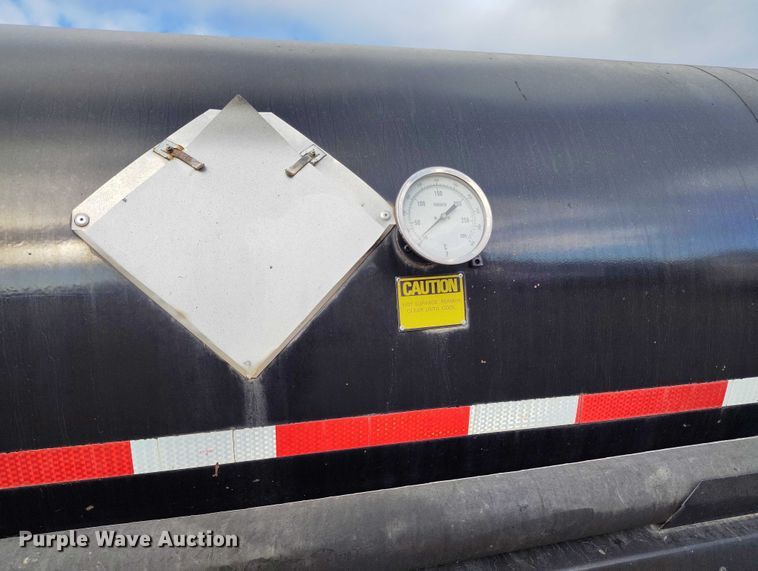 image for item IP9714 1987 International 1954 oil distributor truck