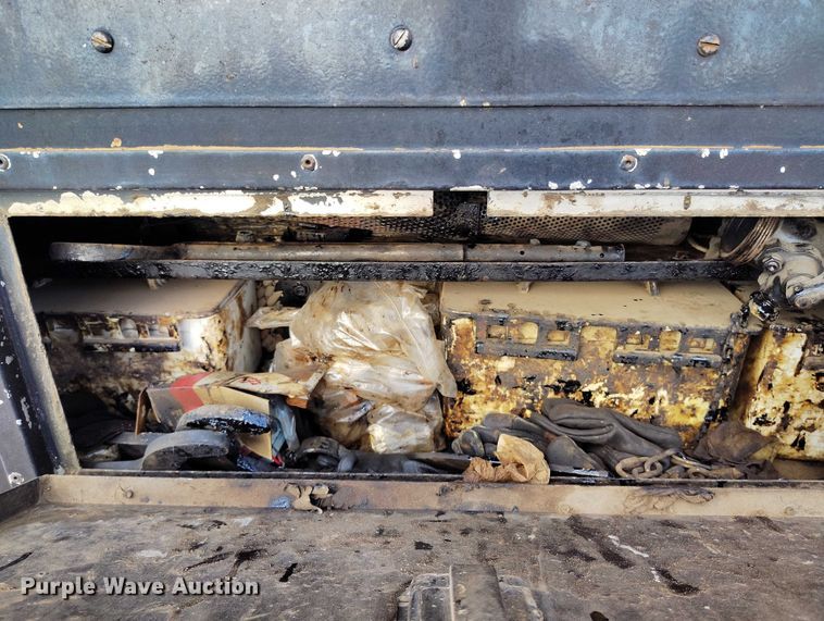 image for item IP9714 1987 International 1954 oil distributor truck