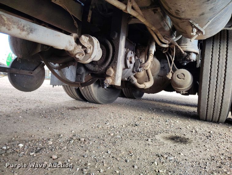 image for item IP9714 1987 International 1954 oil distributor truck