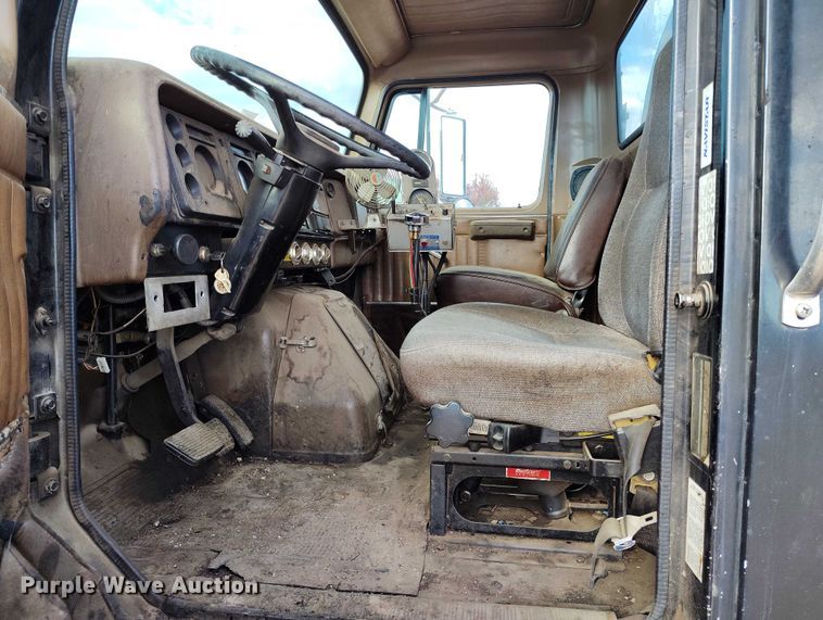 image for item IP9714 1987 International 1954 oil distributor truck