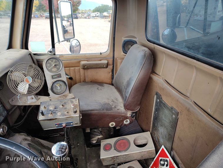 image for item IP9714 1987 International 1954 oil distributor truck