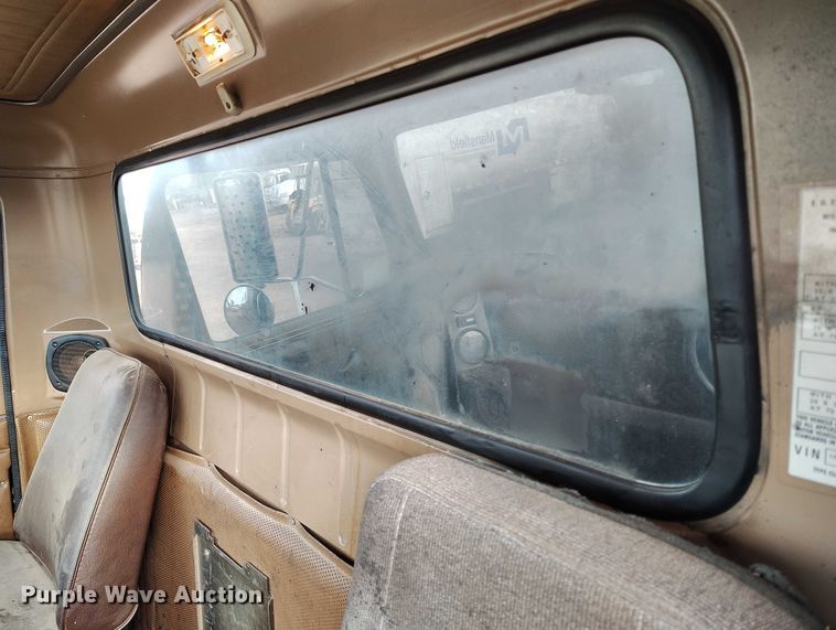 image for item IP9714 1987 International 1954 oil distributor truck