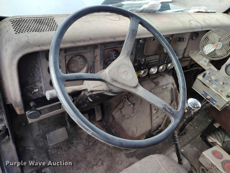 image for item IP9714 1987 International 1954 oil distributor truck