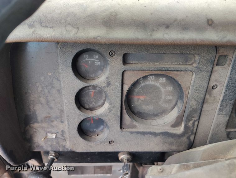 image for item IP9714 1987 International 1954 oil distributor truck