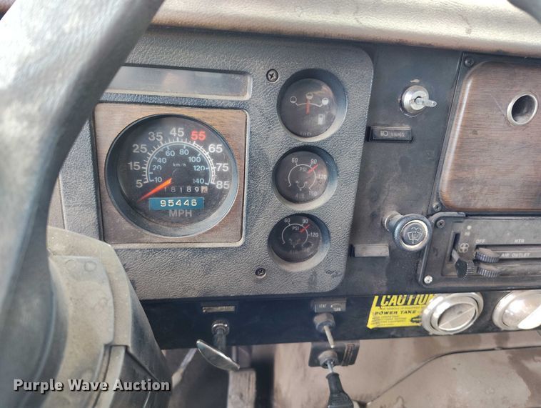 image for item IP9714 1987 International 1954 oil distributor truck