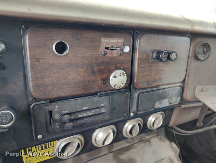 image for item IP9714 1987 International 1954 oil distributor truck