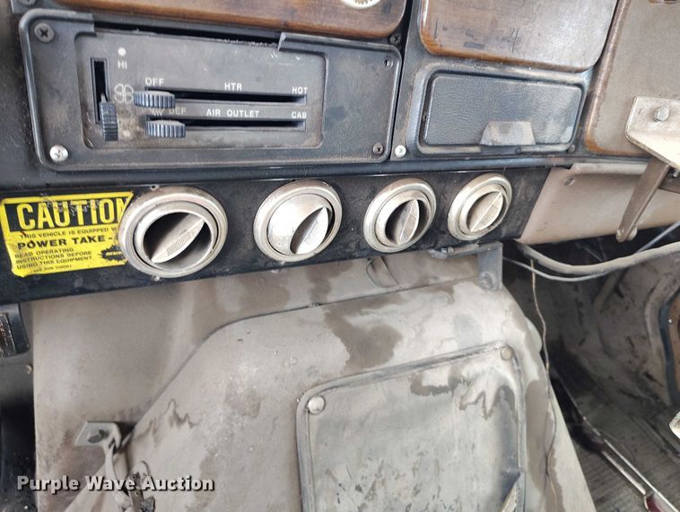 image for item IP9714 1987 International 1954 oil distributor truck