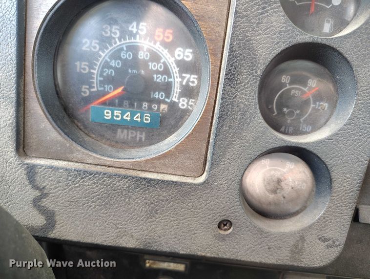 image for item IP9714 1987 International 1954 oil distributor truck