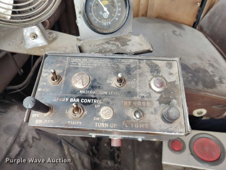 image for item IP9714 1987 International 1954 oil distributor truck