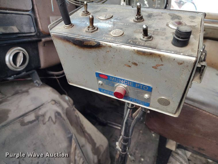 image for item IP9714 1987 International 1954 oil distributor truck