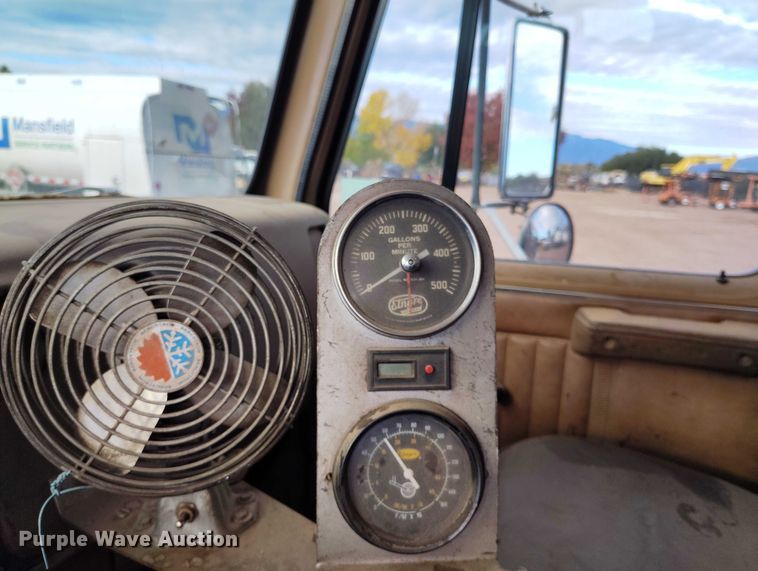 image for item IP9714 1987 International 1954 oil distributor truck