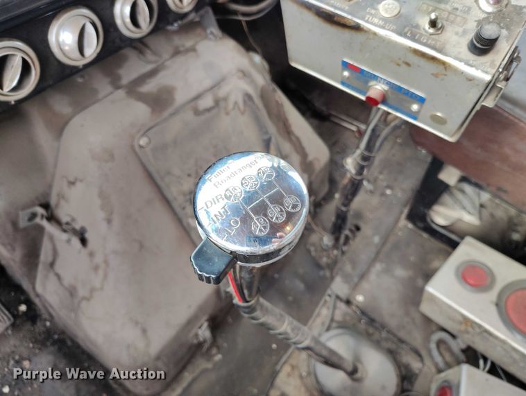 image for item IP9714 1987 International 1954 oil distributor truck