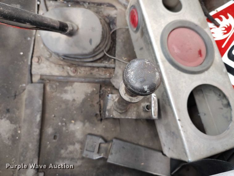 image for item IP9714 1987 International 1954 oil distributor truck