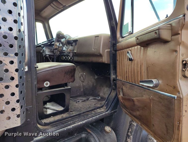 image for item IP9714 1987 International 1954 oil distributor truck