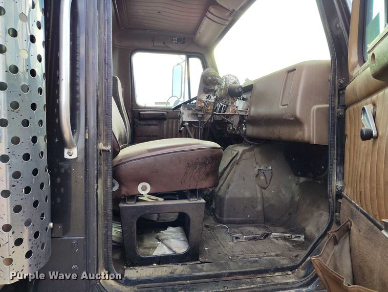 image for item IP9714 1987 International 1954 oil distributor truck