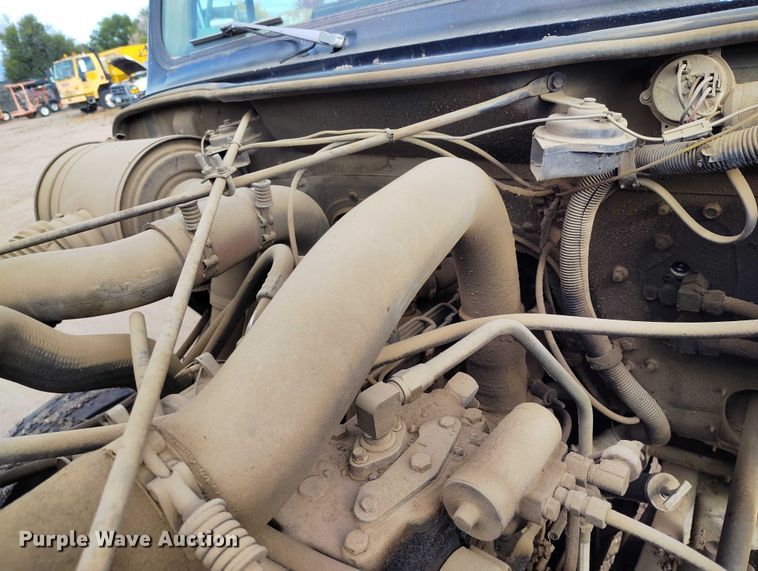 image for item IP9714 1987 International 1954 oil distributor truck