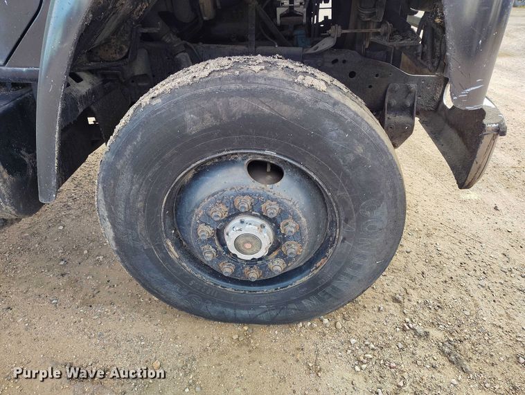 image for item IP9714 1987 International 1954 oil distributor truck