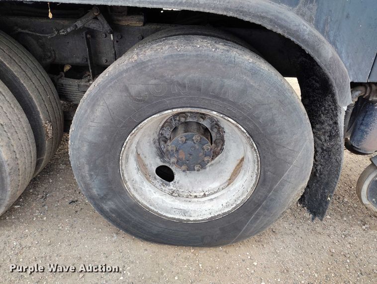 image for item IP9714 1987 International 1954 oil distributor truck