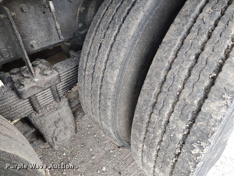 image for item IP9714 1987 International 1954 oil distributor truck