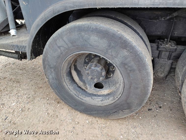 image for item IP9714 1987 International 1954 oil distributor truck