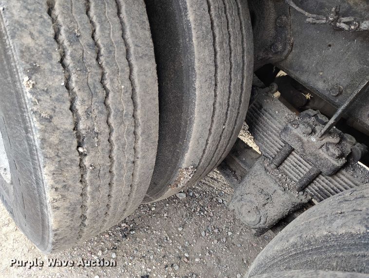 image for item IP9714 1987 International 1954 oil distributor truck