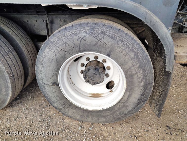 image for item IP9714 1987 International 1954 oil distributor truck