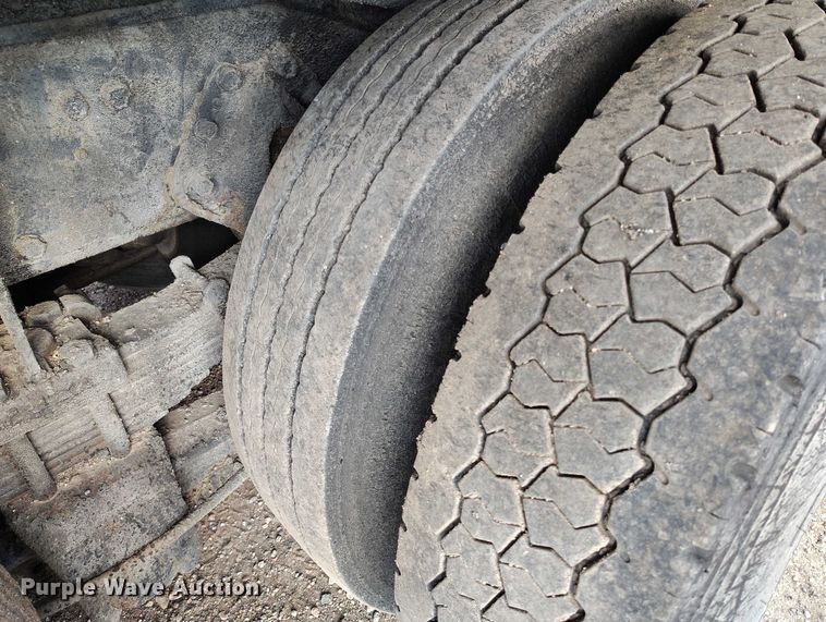 image for item IP9714 1987 International 1954 oil distributor truck