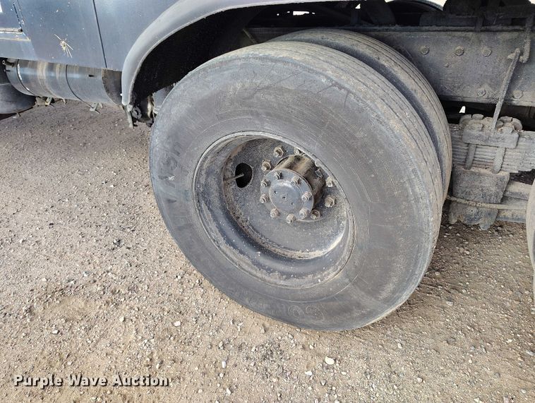 image for item IP9714 1987 International 1954 oil distributor truck