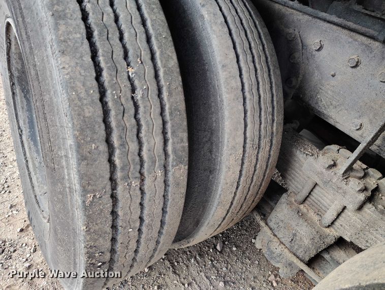 image for item IP9714 1987 International 1954 oil distributor truck