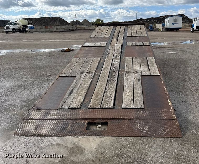 image for item NA9809 2004 Trail King TKT 40LP - 2400 tilt deck equipment trailer