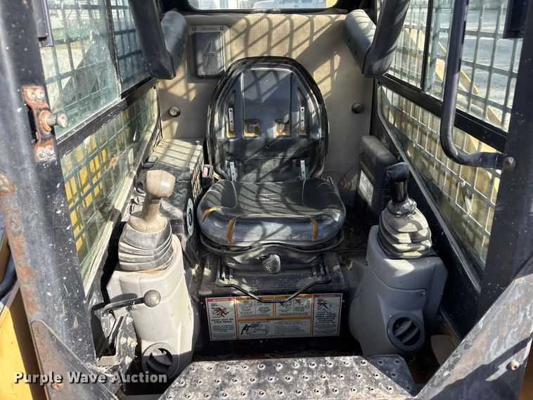 image for item NA9836 2004 Caterpillar 257 tracked skid steer loader