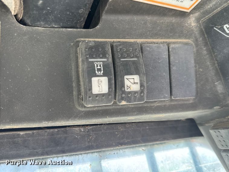 image for item NA9836 2004 Caterpillar 257 tracked skid steer loader