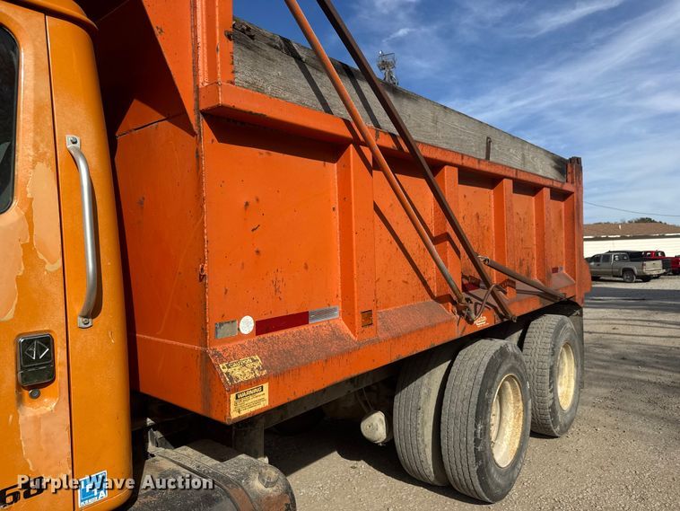 image for item NA9837 1996 International 4900 dump truck