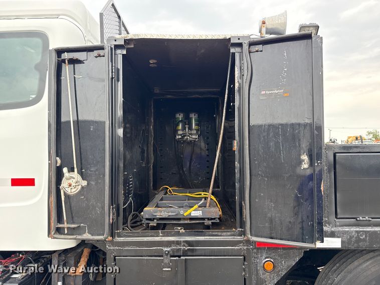 image for item NU9617 2007 Freightliner Business Class M2 crane truck