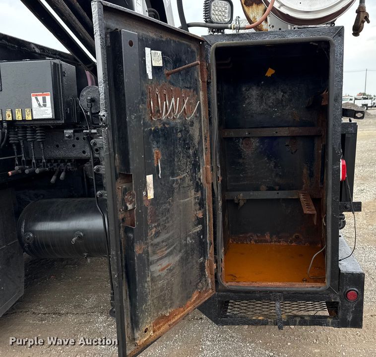 image for item NU9617 2007 Freightliner Business Class M2 crane truck