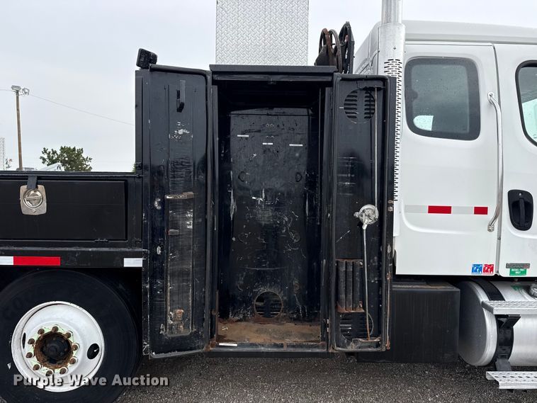 image for item NU9617 2007 Freightliner Business Class M2 crane truck