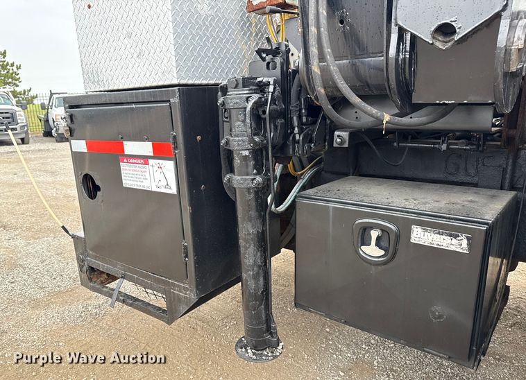 image for item NU9617 2007 Freightliner Business Class M2 crane truck