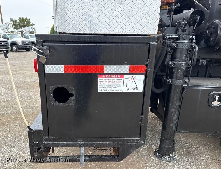 image for item NU9617 2007 Freightliner Business Class M2 crane truck