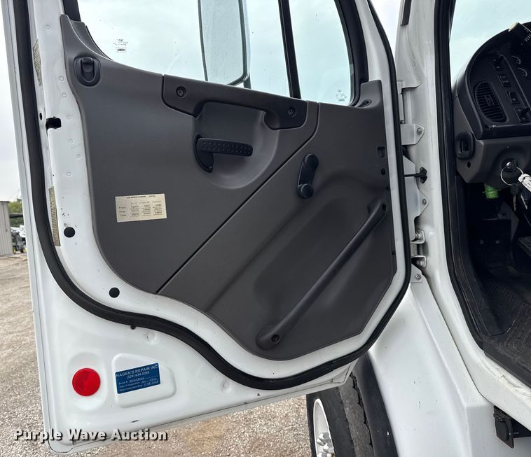 image for item NU9617 2007 Freightliner Business Class M2 crane truck