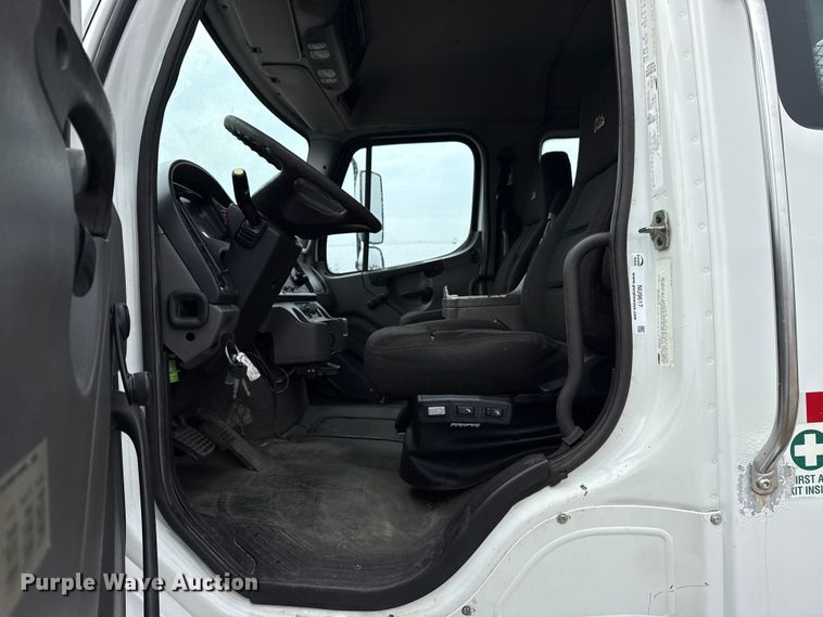 image for item NU9617 2007 Freightliner Business Class M2 crane truck