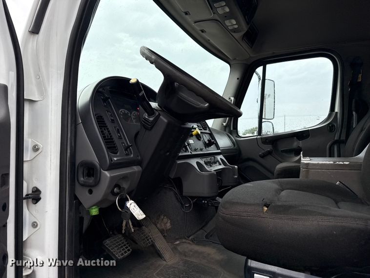 image for item NU9617 2007 Freightliner Business Class M2 crane truck