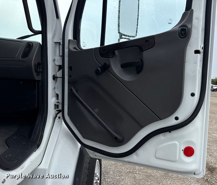 image for item NU9617 2007 Freightliner Business Class M2 crane truck