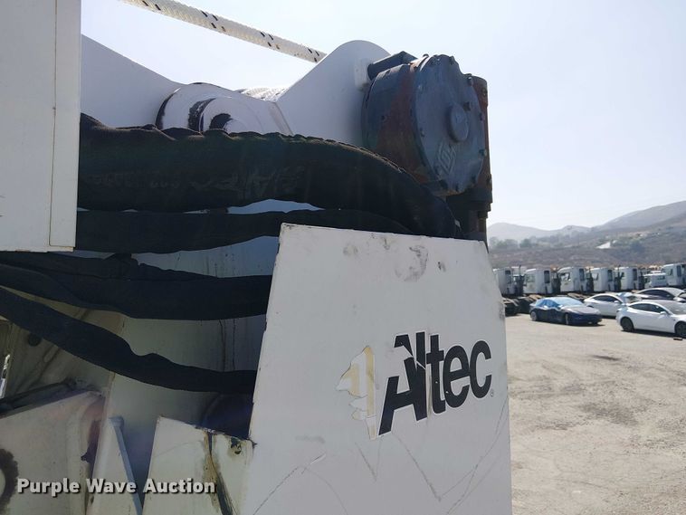 image for item YA1225 2014 Freightliner Business Class M2 digger derrick truck