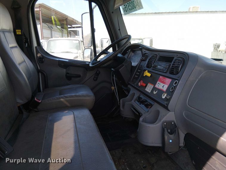 image for item YA1225 2014 Freightliner Business Class M2 digger derrick truck