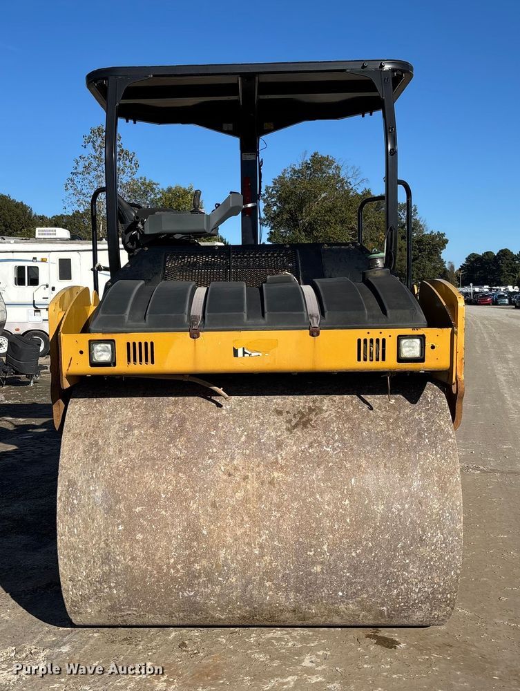 image for item YA1286 2016 Caterpillar CB54B double drum vibratory roller