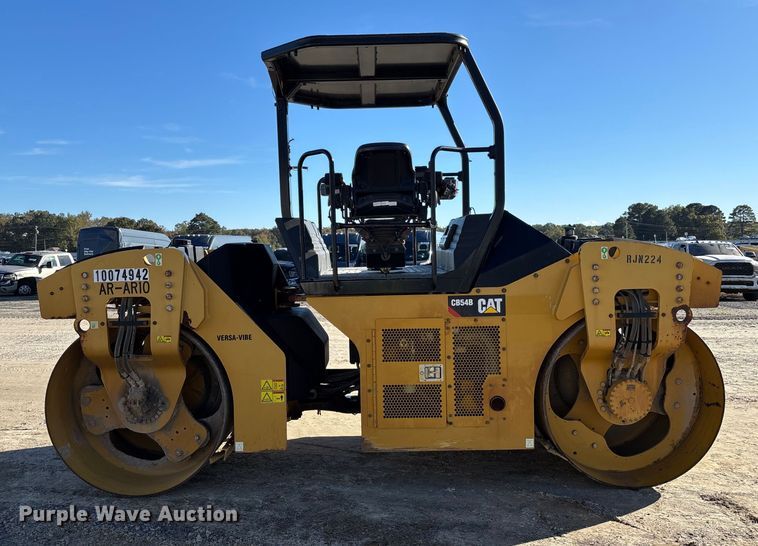 image for item YA1286 2016 Caterpillar CB54B double drum vibratory roller