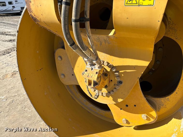 image for item YA1286 2016 Caterpillar CB54B double drum vibratory roller